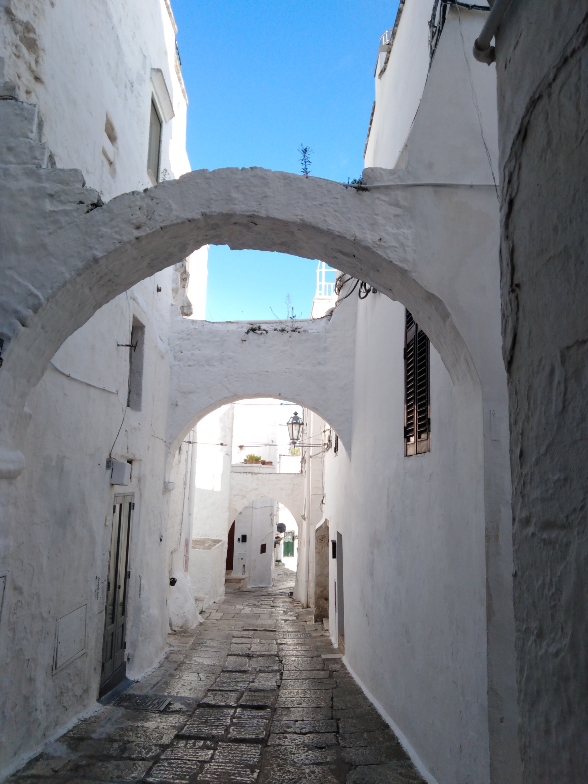 22-Conquistata-dal-candore-e-dal-cielo-azzurro-di-Ostuni